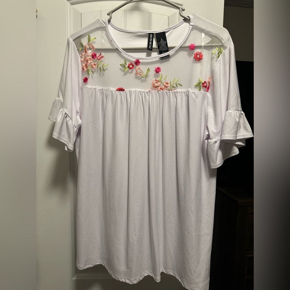 Chic White Blouse with Floral Accents